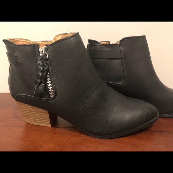 Qupid Shoes - NWOT Qupid Black Ankle Booties